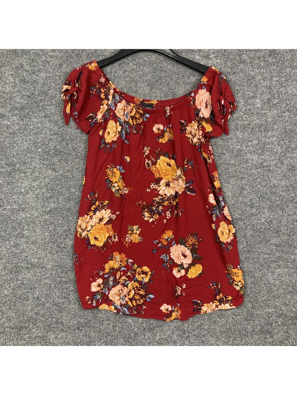 Rue 21 Size XS Burgundy Maroon Pink Roses Floral Pattern Scoop Neck S/S Top